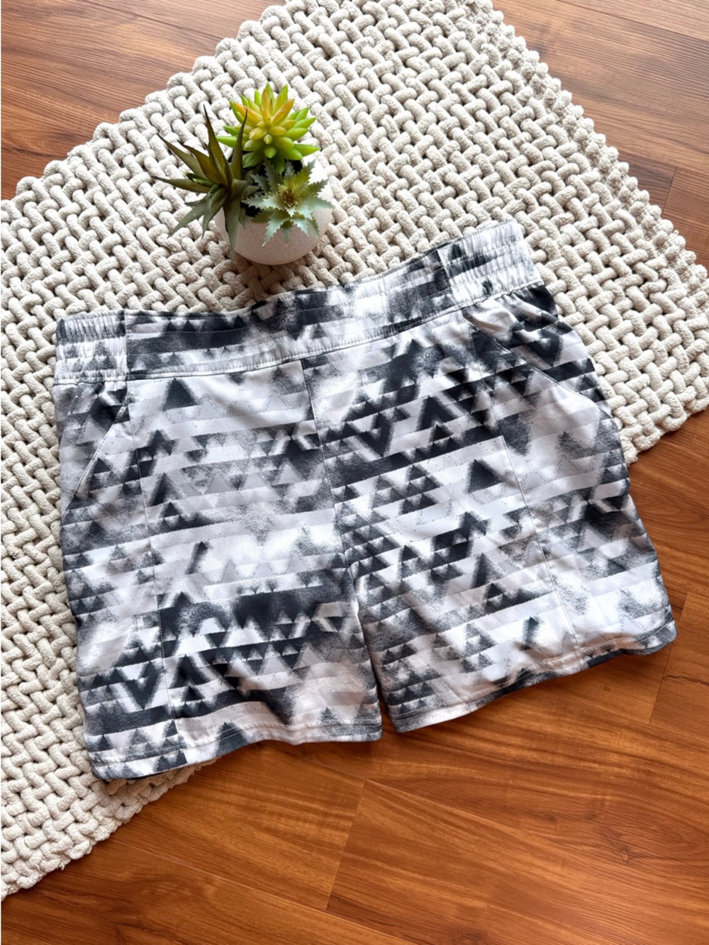Columbia | Women’s Lazy Creek Chill™ Zero Shorts 5” Geo Print B&W | X-Large